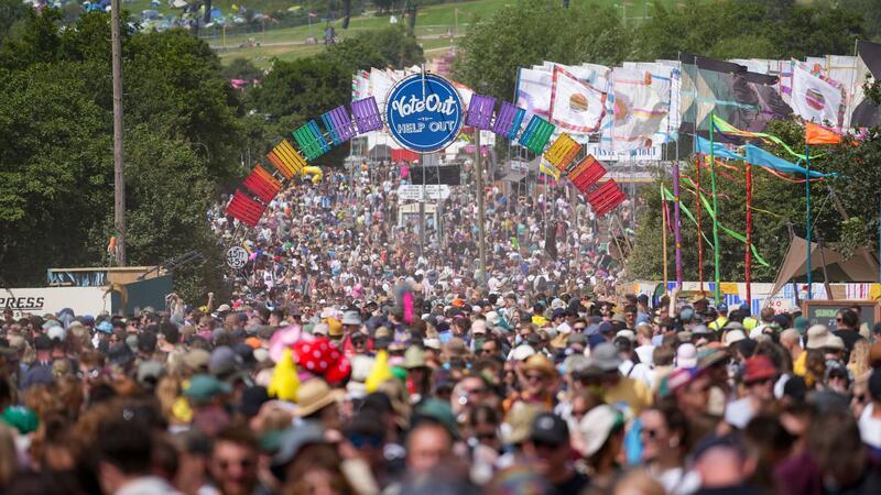 Festivalbesucher kommen zum Glastonbury Festival.