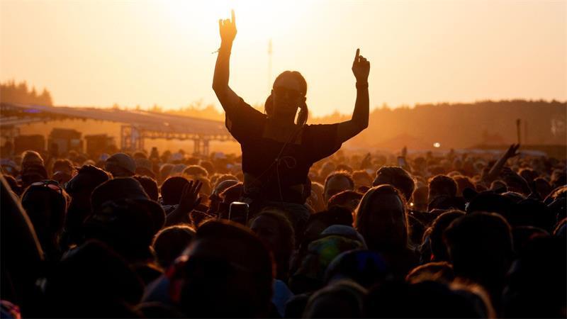 Festivalbesucher verfolgen auf dem Deichbrand Festival das Konzert des Rappers Marteria.