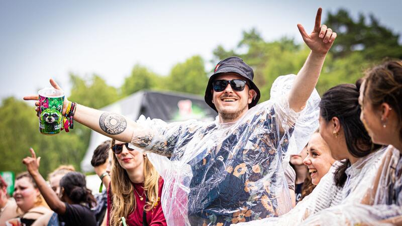 Festivalbesucher verfolgen den Auftritt der britischen Indie-Rockband „The Reytons“ beim Hurricane Festival.