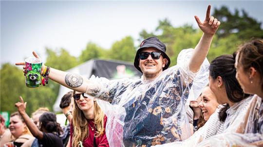 Festivalbesucher verfolgen den Auftritt der britischen Indie-Rockband „The Reytons“ beim Hurricane Festival.