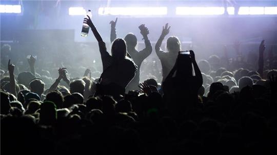 Festivalbesucher vor einer Bühne beim Musik- und Kunst-Festival „MS Dockville“ in Hamburg.