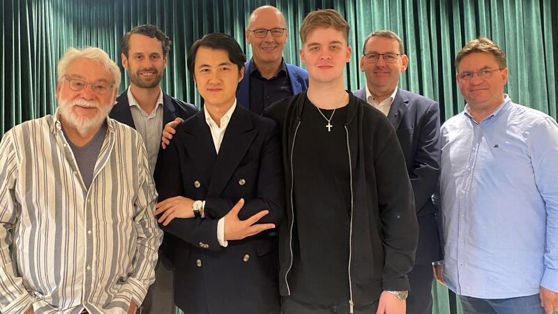 IMF: Festivalleiter Haiou Zhang setzt auf noch mehr Strahlkraft Die IMF-Gründer Dieter Klar und Haiou Zhang mit dem jungen Pianisten Levi Schechtmann (vorne, von links), sowie Fabian Stackmann, Implantcast-Chef Jens Saß, Matthias Weiß von der Sparkasse Harburg Buxtehude und Musikagent und Fleth-Philharmonie-Betreiber Hasko Witte im Ernst Restaurant.