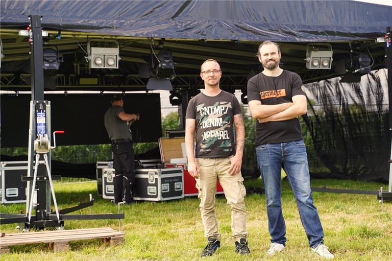 Festivalmacher: Michael Hentschel (links) und Sebastian Kosche lassen in Himmelpforten heute das erste „Rock on Flames“-Festival über die Bühne gehen. Foto: Lothar Domke