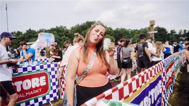 Deichbrand Festival: Welche Upgrades es 2025 gibt - und was sie kosten Festivalstimmung pur: Besucher können auch kühle Getränke aus dem SuperStore genießen.
