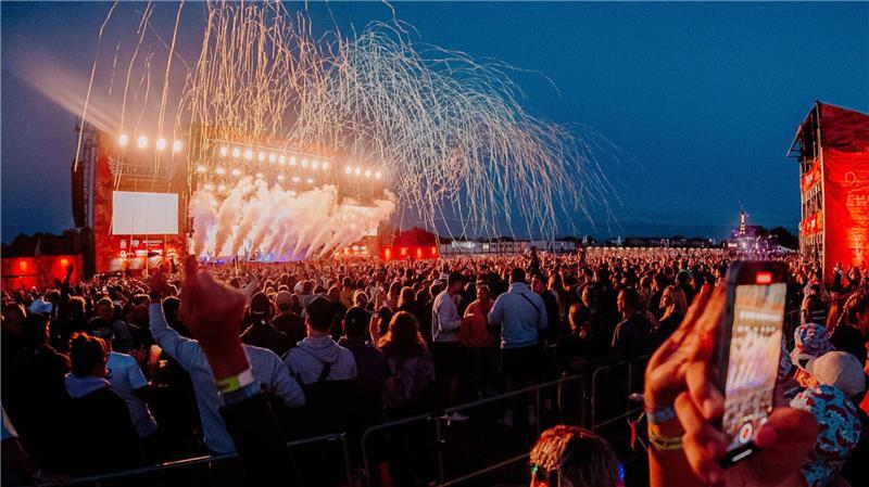 Festivalstimmung pur: Das Deichbrand 2025 in Nordholz begeistert mit spektakulären Shows und einer Vielzahl an Extras für die Besucher.
