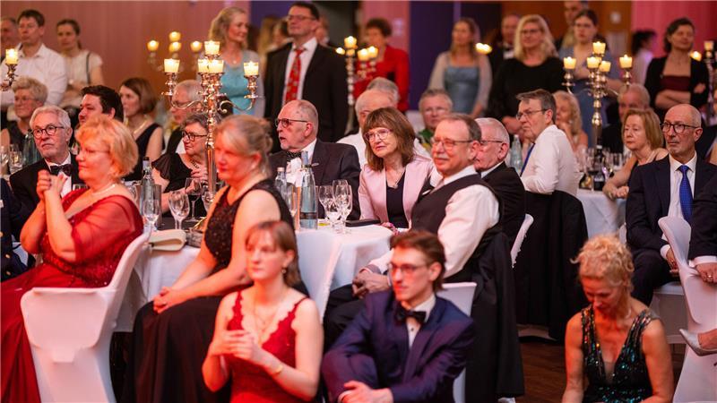 Festlich und fröhlich: Das Publikum im Stadeum während der 1. Stader Ballnacht.