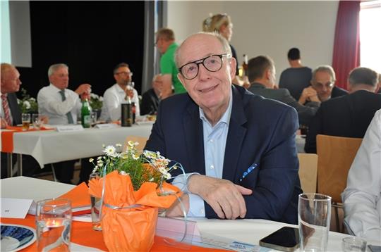 Festredner Reiner Calmund kam zum Jubiläum der Spar- und Kreditbank Hammah und nahm sich viel Zeit für die anderen Gäste. Foto: Lankuttis