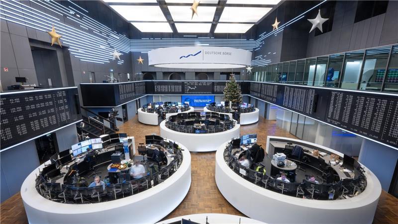 Dax erstmals über 25.000 Punkten - „Neujahrsrally im Gang“ Festtagsstimmung an der Frankfurter Börse: Der Dax knackt die nächste Tausendermarke. (Archivbild)