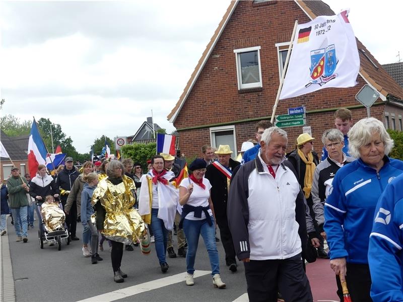Festumzug durch Assel: Seit 50 Jahren besteht die Partnerschaft mit Rosière en Santerre. Etliche Bürger und Vereine reihten sich in den Umzug ein, die Feuerwehr sicherte die Straßen. Foto: Knappe