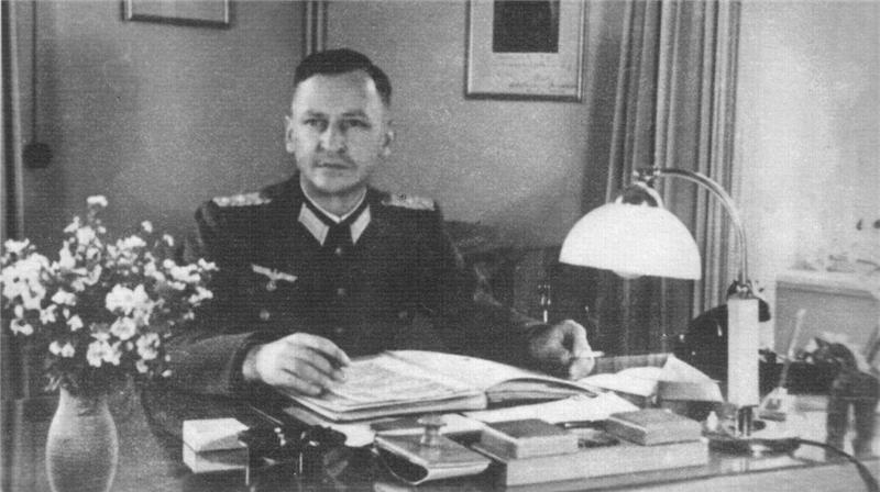 Festungskommandant Herbert Sorge an seinem Schreibtisch im Eckzimmer im Erdgeschoss der Kommandantur (Ecke Kasernenstraße/Neue Reihe).