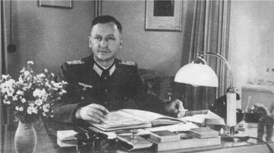 Festungskommandant Herbert Sorge an seinem Schreibtisch im Eckzimmer im Erdgeschoss der Kommandantur (Ecke Kasernenstraße/Neue Reihe).