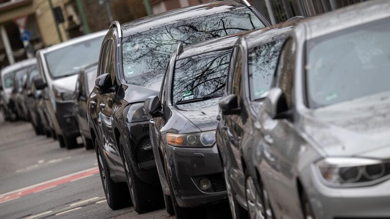 Fettes Auto: Ein SUV parkt in einer Reihe mit anderen Autos. (Archivbild)