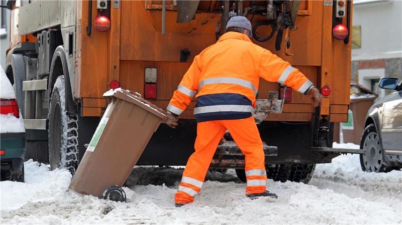 Feuchte Bioabfälle neigen dazu, bei Kälte in der Tonne festzufrieren.