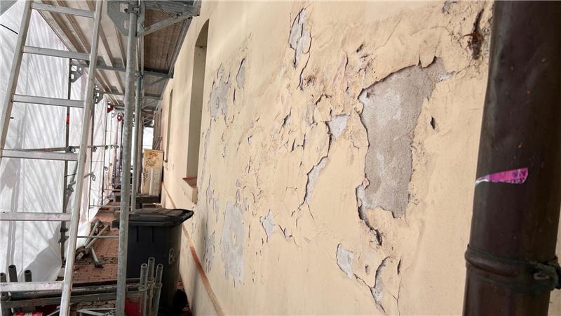 Feuchtigkeit ist in die historischen Mauern gezogen, der Putz fällt von der Wand.