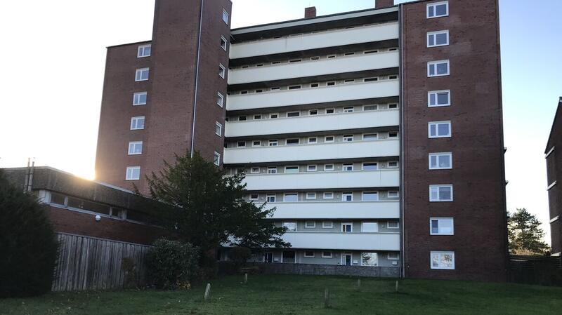 Schimmelwohnung: 94-Jährige erhebt schwere Vorwürfe Feuchtigkeit und marode Leitungen: Bei dem Verfahren ging es um Missstände im Hochhaus am John-Brinckman-Weg.