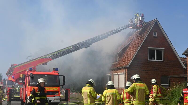 Feuer: Blick auf den Einsatzort an der Bassenflether Chaussee in Hollern-Twielenfleth. Die Doppelhaushälfte wird von den 120 Feuerwehrleuten gehalten.