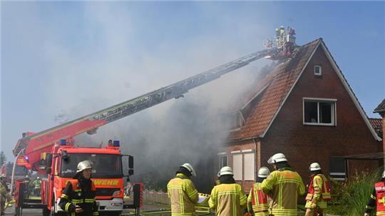 Feuer: Blick auf den Einsatzort an der Bassenflether Chaussee in Hollern-Twielenfleth. Die Doppelhaushälfte wird von den 120 Feuerwehrleuten gehalten.