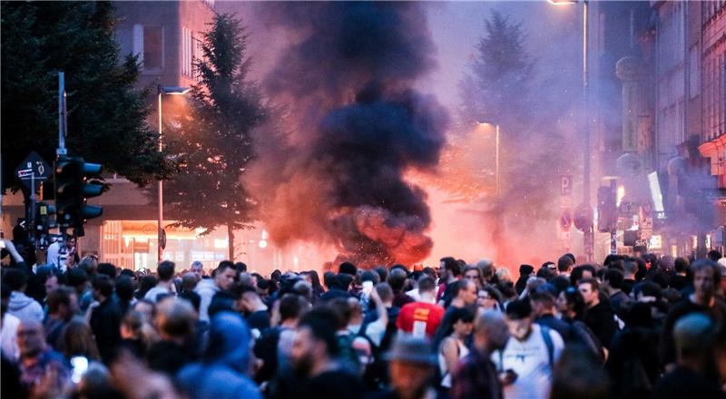 Feuer, Verpuffungen und Rauchsäulen sind am 7. Juli in Hamburg während des G20-Gipfels im Schanzenviertel zu sehen. Am Mittwochnachmittag mussten Innensenator Grote und die Polizeiführung zum Rapport im Innenausschuss der Bürgerschaft. Foto