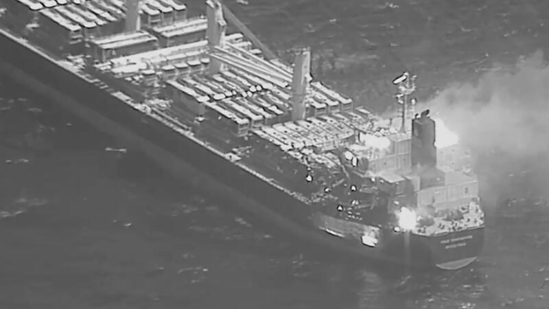 US-Militär: Drei Tote bei Huthi-Angriff auf Frachtschiff Feuer an Bord des Frachters „True Confidence“ nach dem Raketenangriff der jemenitischen Huthi-Rebellen im Golf von Aden.