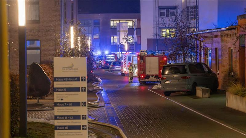 Feuer auf dem Dach: Mehrere Patienten mussten eine Klinik verlassen. 