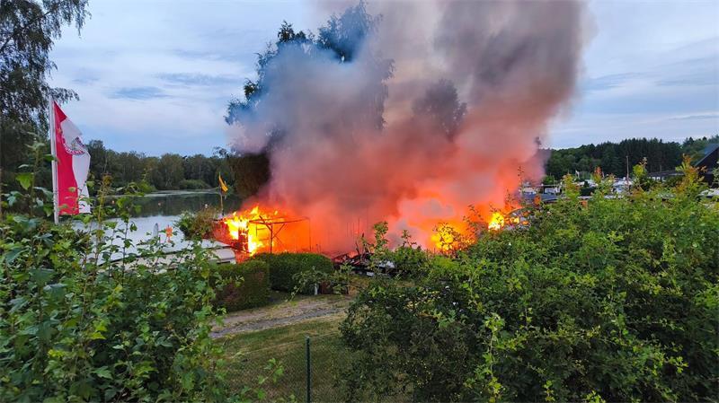Feuer auf einem Campingplatz in Großkotzenreuth in Eschenbach im Landkreis Neustadt an der Waldnaab - mehrere Campingwagen standen in Flammen.