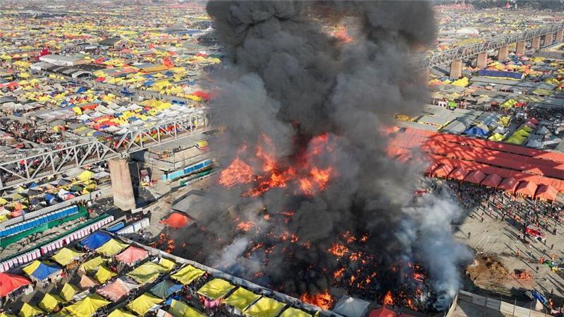 Feuer bei riesigem Pilgerfest in Indien.