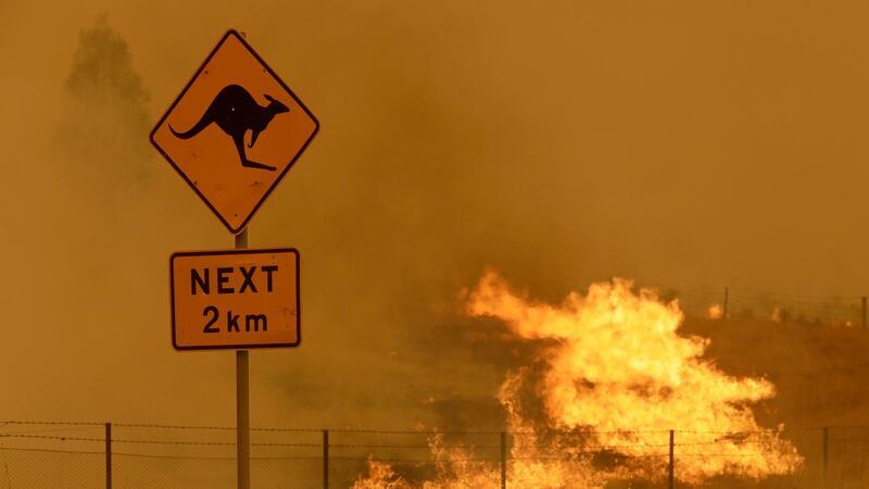 Feuer brennt im Gras in der Nähe von Bumbalong, südlich der australischen Hauptstadt Canberra.