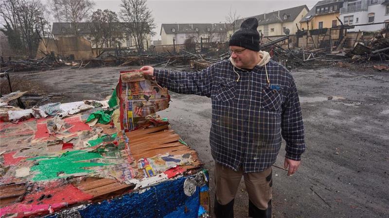 Feuer in Neuwied -  Karnevalswagen und Bühnenbild verbrannt
