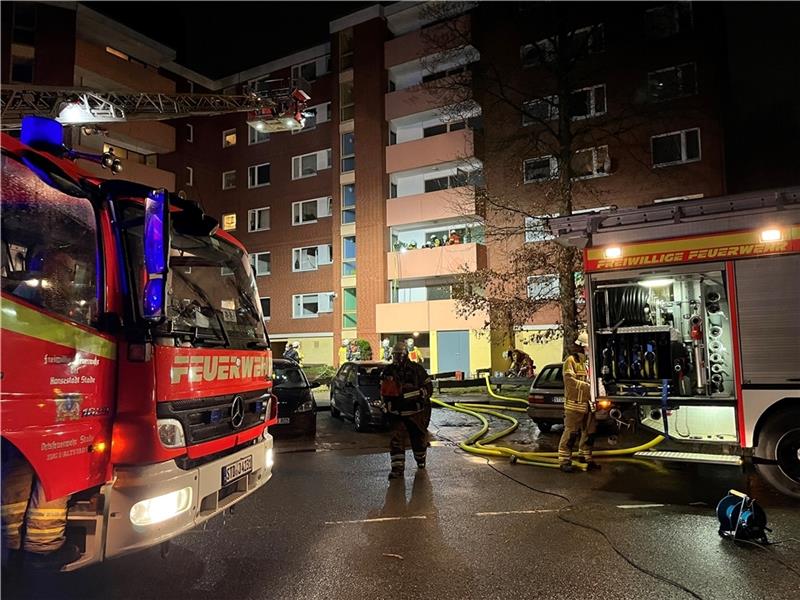 Feuer in der Küche: Der siebenstöckige Wohnblock im Altländer Viertel in Stade musste evakuiert werden. Foto: Vasel