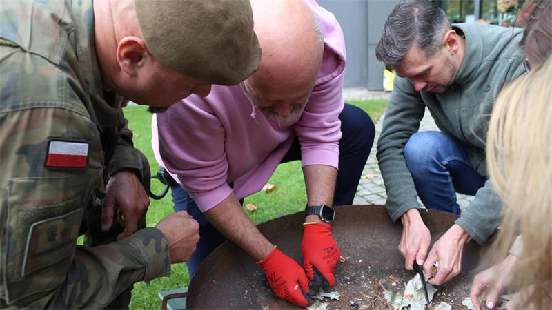 Feuer machen mit Birkenrinde: Das lernen Mitarbeiter der deutschen Botschaft in Warschau bei Notfalltraining von Polens Armee. 