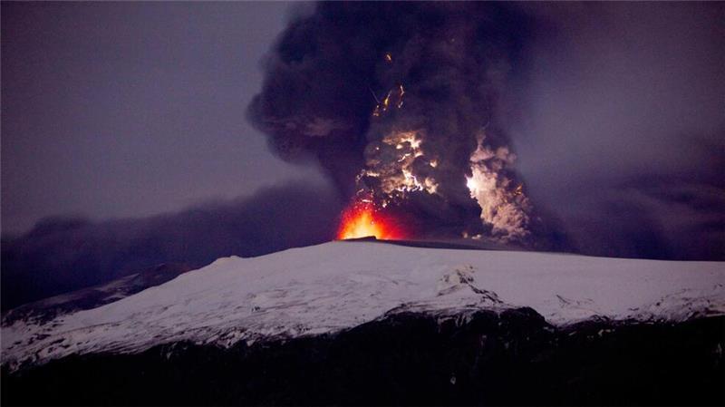 Feuer und Eis wie 2010 am Eyjafjallajökull gehen auf Island manchmal Hand in Hand. (Archivbild)