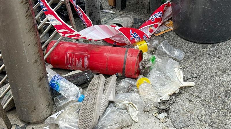 Todesfalle Pub: Brandkatastrophe erschüttert Thailand Feuerlöscher und Plastiksandalen lagen am Tag nach der Tragödie vor dem Pub.