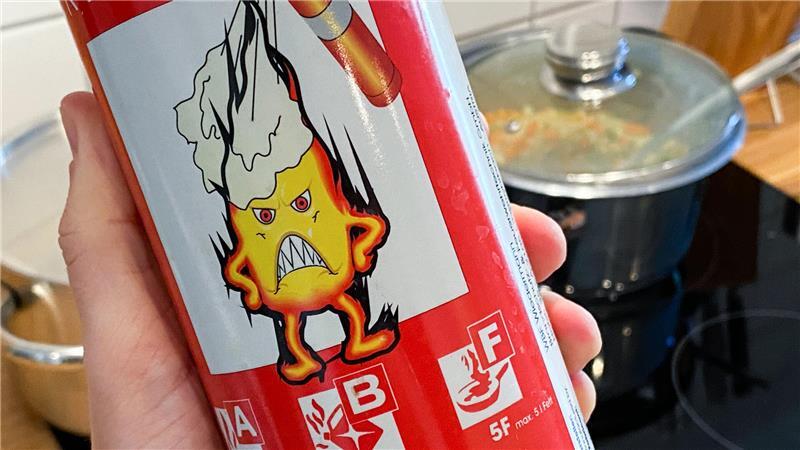 Feuerlöschsprays eignen sich nur für kleinere Entstehungsbrände, da sie schnell leer sind.