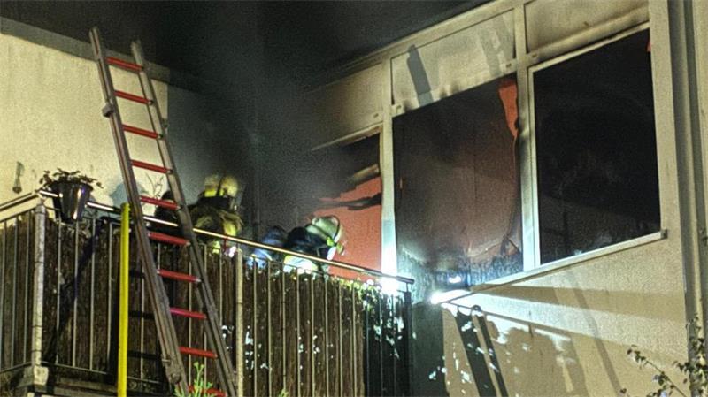 Großeinsatz in Buxtehude: Vier Verletzte bei Feuer in Mehrfamilienhaus Feuerschein: Einsatzkräfte und Hausmeister retten zwei Personen - über den Balkon und über das Treppenhaus.