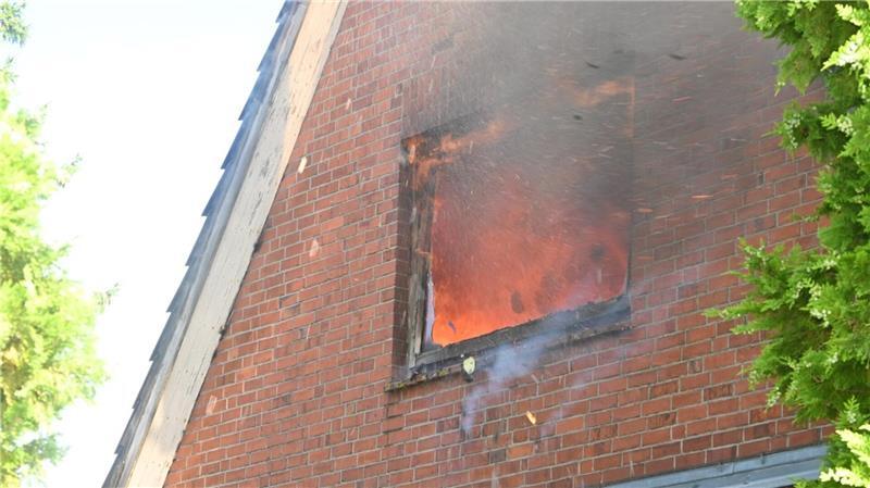 Feuerschein im Dachgeschoß.