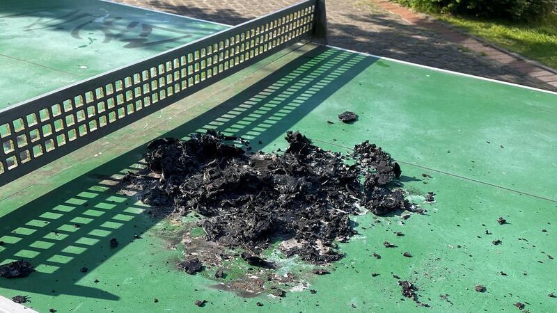 Feuerstelle auf der Tischtennisplatte.