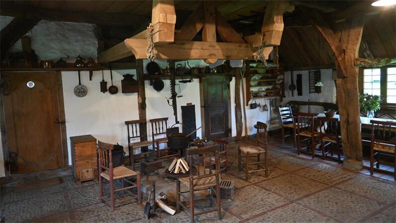 Feuerstelle im Haupthaus des Museumsdorfs.