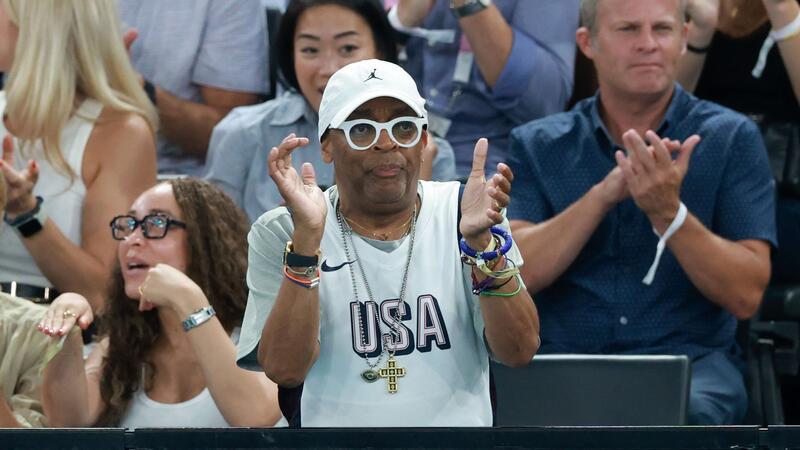 Team-Gold: Turnstar Biles begeistert bei fünftem Olympiasieg Feuert die US-Turnerinnen an: Star-Regisseur Spike Lee.