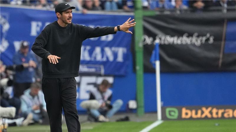 HSV gewinnt letztes Saison-Heimspiel gegen müde Freiburger Feuerte sein Team an: Freiburgs Trainer Julian Schuster.