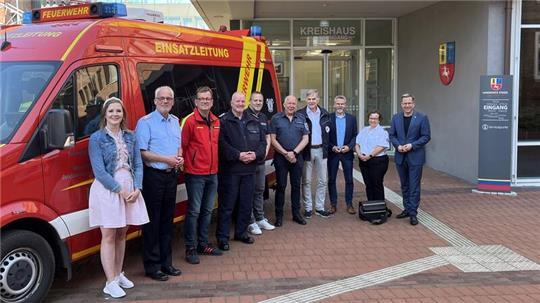 Feuerwehr, DRK, DLRG, Johanniter-Unfallhilfe und Caritas unterstützen den Ukraine-Hilfskonvoi des Landkreises Stade. Landrat Kai Seefried (rechts) dankt Haupt- und Ehrenamtlichen vor dem Kreishaus.