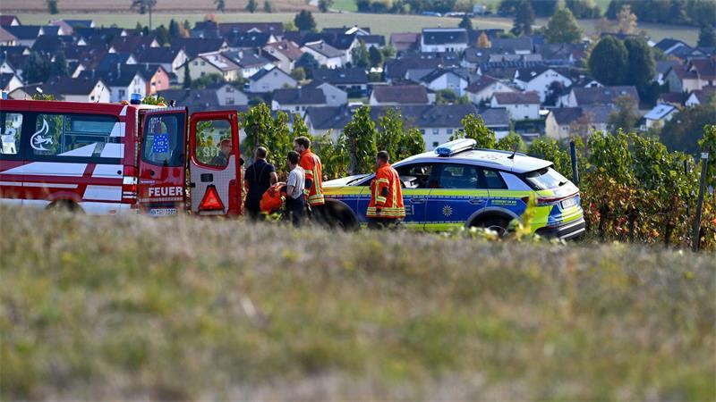 Flugzeugabsturz: Ursachensuche wird vermutlich Wochen dauern Feuerwehr, Polizei und Rettungsdienst waren mit vielen Kräften im Einsatz.