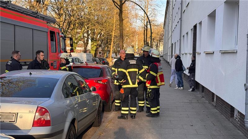 Feuerwehr, Polizei und Rettungsdienst waren zum Hastedtplatz ausgerückt.