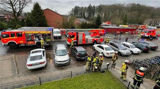 Feuerwehr, Rettungsdienst und Polizei sind mit mehreren Einsatzfahrzeugen vor Ort am Breite-Blöcken-Ring in Stade.