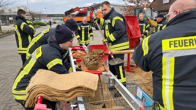 Feuerwehr, Technisches Hilfswerk und der Buxtehuder Bauhof befüllen Sandsäcke.
