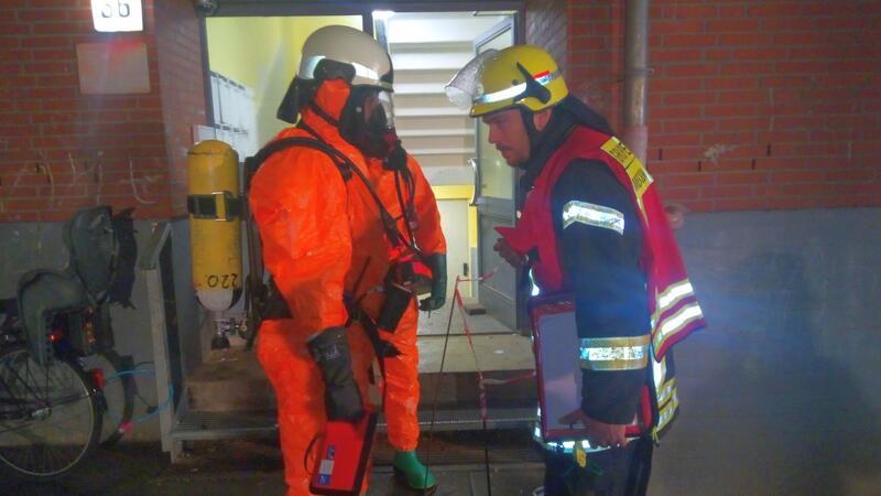 Feuerwehr-Trupps in Schutzkleidung nahmen die Messungen vor.