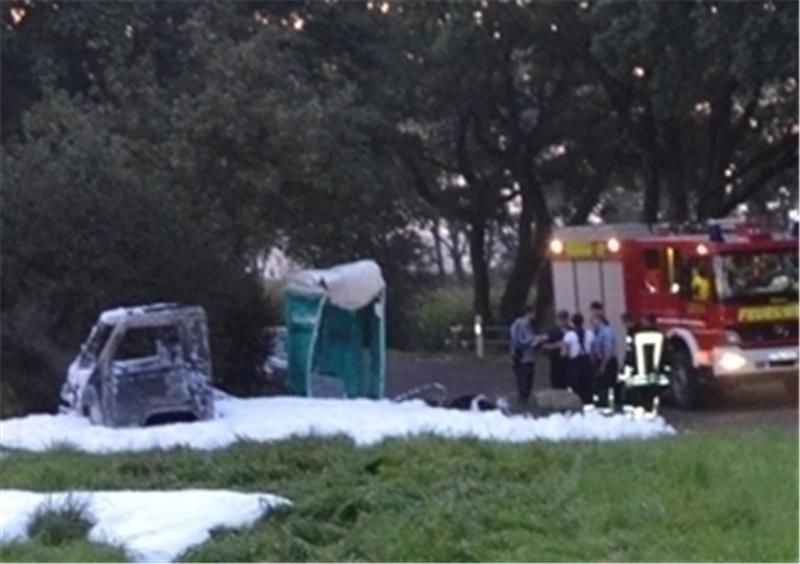 Feuerwehr löschte mit Schaum .