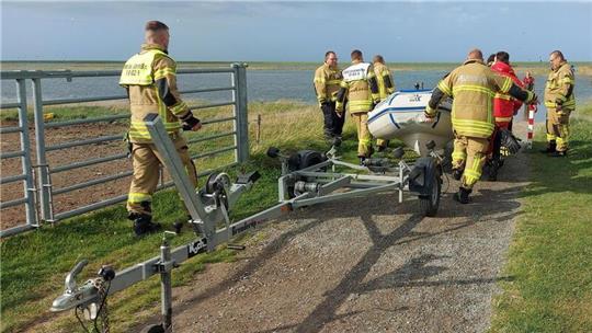 Feuerwehr und DLRG befreiten die Familie mit einem Schlauchboot der Stollhammer Wehr.