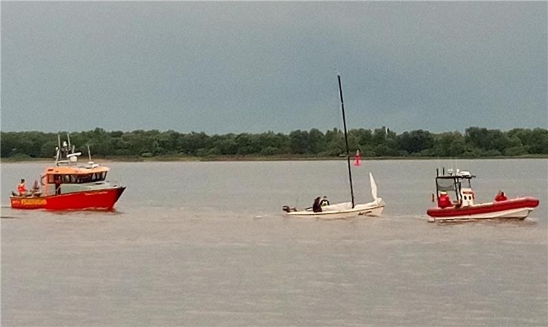 Segelboot kentert mitten im Gewitter vor Stadersand Feuerwehr und DLRG geleiteten den Segler nach dem Aufrichten wieder sicher in die Schwinge. Foto: Feuerwehr Stade