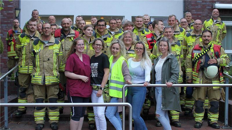 Junge klemmt in Baum fest - Ölspur auf B73 in Stade Feuerwehr und Personal freuen sich über die gelungene Übung.