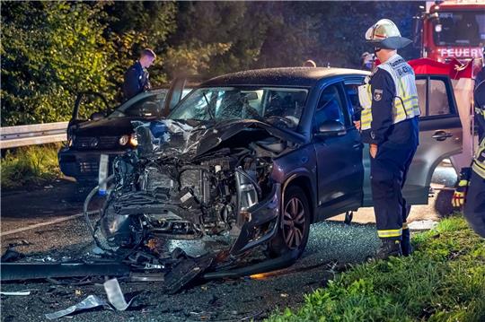 Feuerwehr und Polizei sind an einer Unfallstelle in Gummersbach im Einsatz.